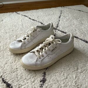 Adidas women’s sleek Classic White Leather Sneakers size 8